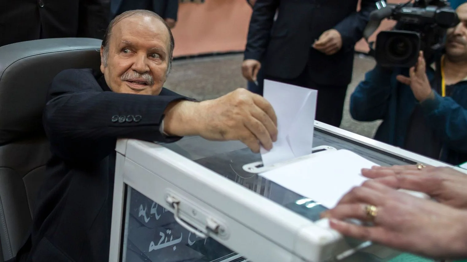algeria-s-president-abdelaziz-bouteflika-casts-his-ballot-during-the-presidential-election-in-algiers_4880773