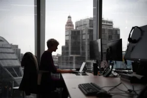 هل يمكن تقنين الإنترنت دون السقوط في فخ الدكتاتورية؟