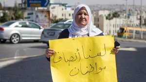 لماذا تتعقد الأمور حين تطالب المرأة العربية بحق الجنسية لأبنائها؟