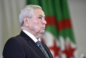 بن صالح وأول يوم في قصر الرئاسة.. وعود بحلول سريعة لمغازلة المطالبين برحيله