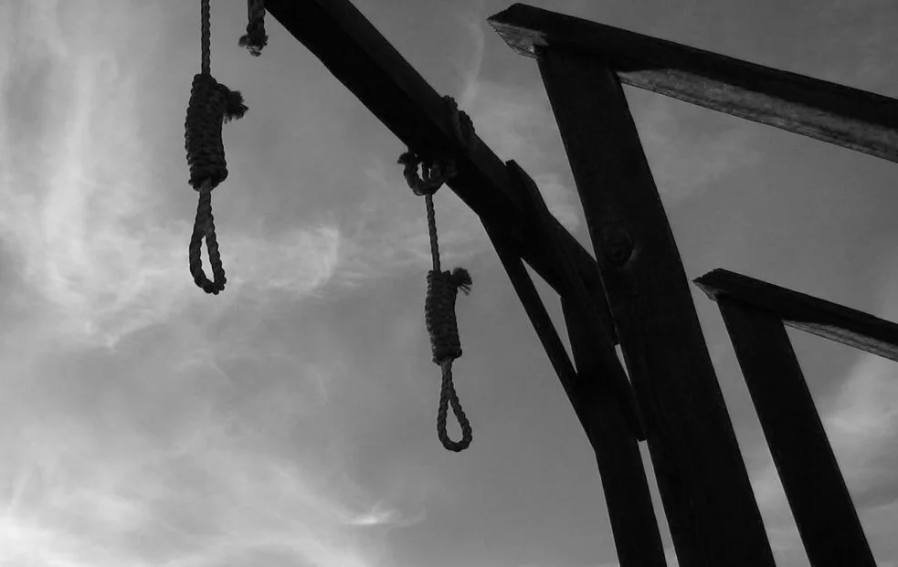 noose-death-penalty-gallows-black-white-execution-hanging-flickr-1600x867