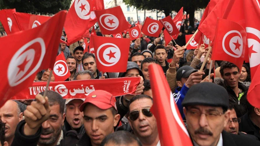 tunisia-protestors-with-tunisian-flag-3