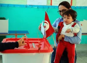 شبح “المال الفاسد” و”المقاطعة” يخيّمان على انتخابات تونس