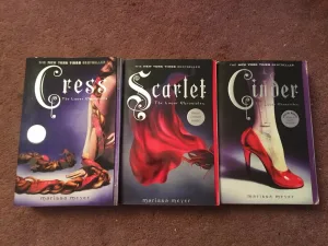 سجلات القمر: كيف أعادت ماريسا ماير كتابة حكايات الطفولة القديمة