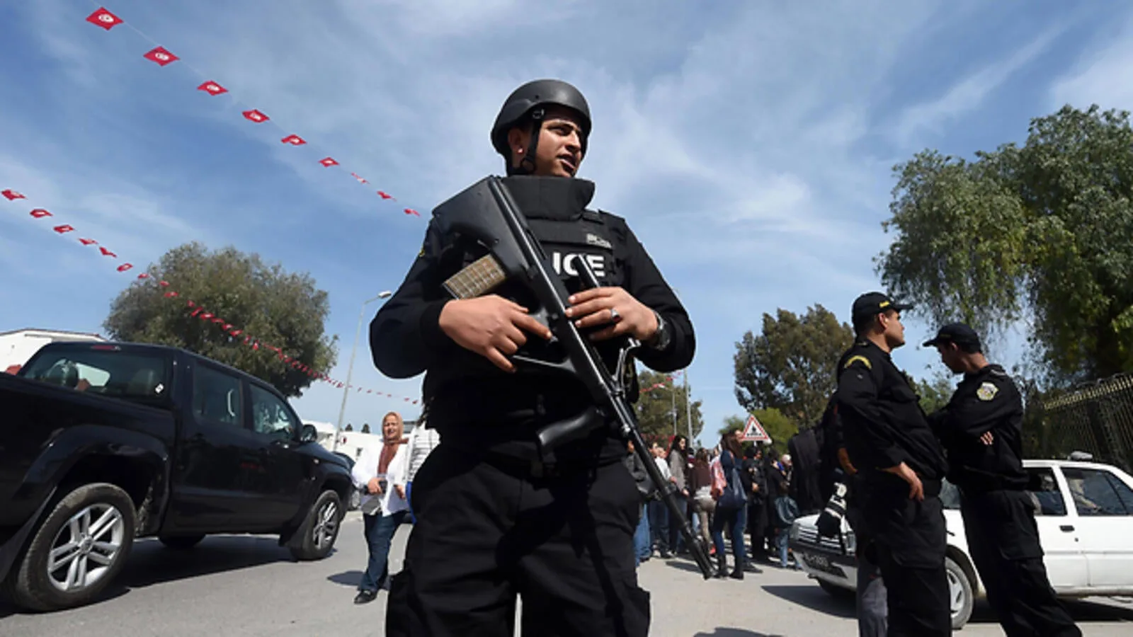 tunisian-police-officer-tunis-1-afp