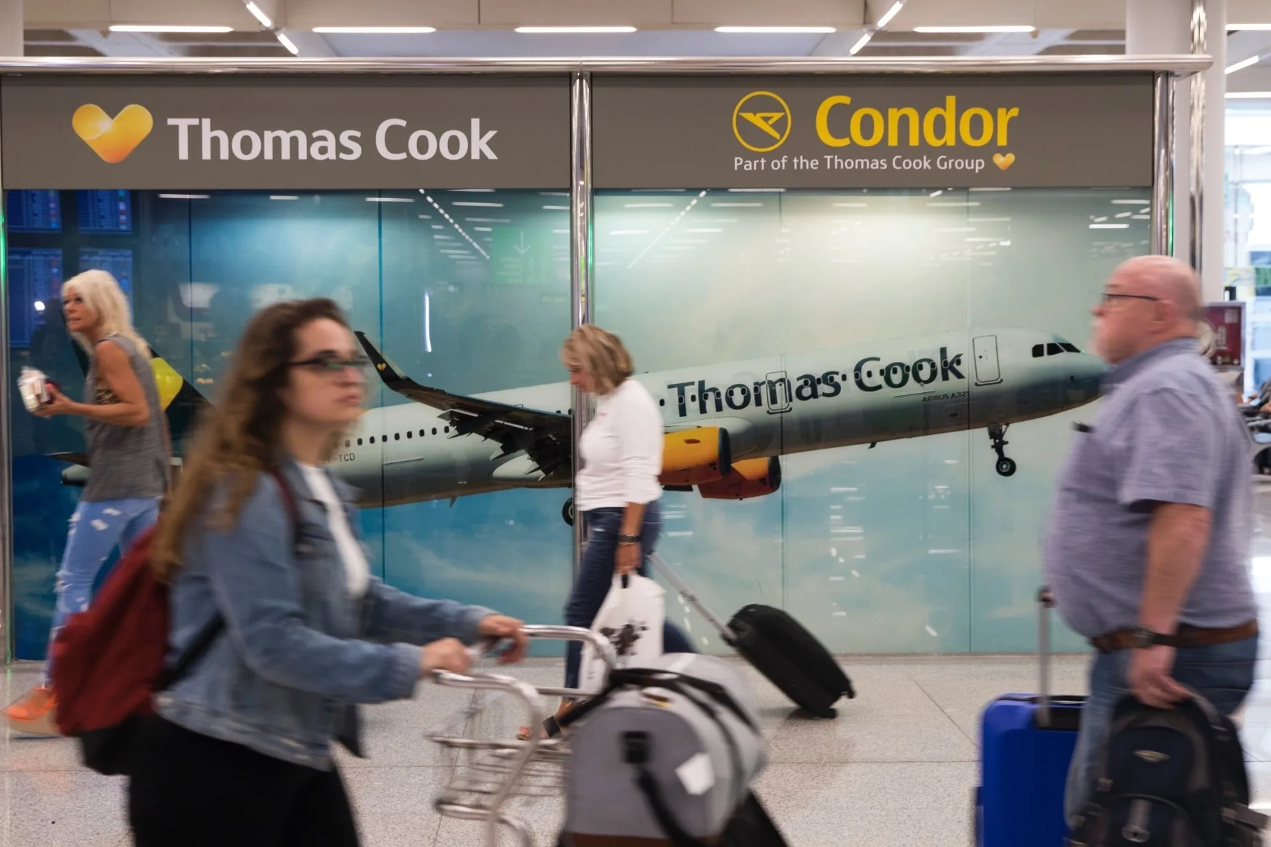 7798361753_des-clients-thomas-cook-a-l-aeroport-de-palma-de-majorque-le-23-09-19