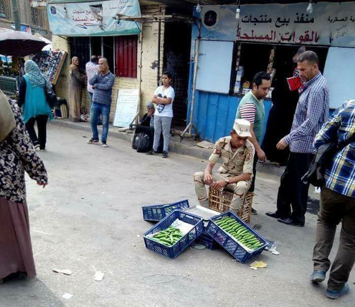 صورة لمجند يبيع خيار وكوسة تثير الجدل على مواقع التواصل