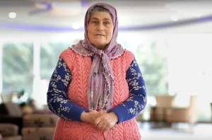 تعرّف إلى الأم التركية التي نقلت حياة نساء القرية إلى العالم