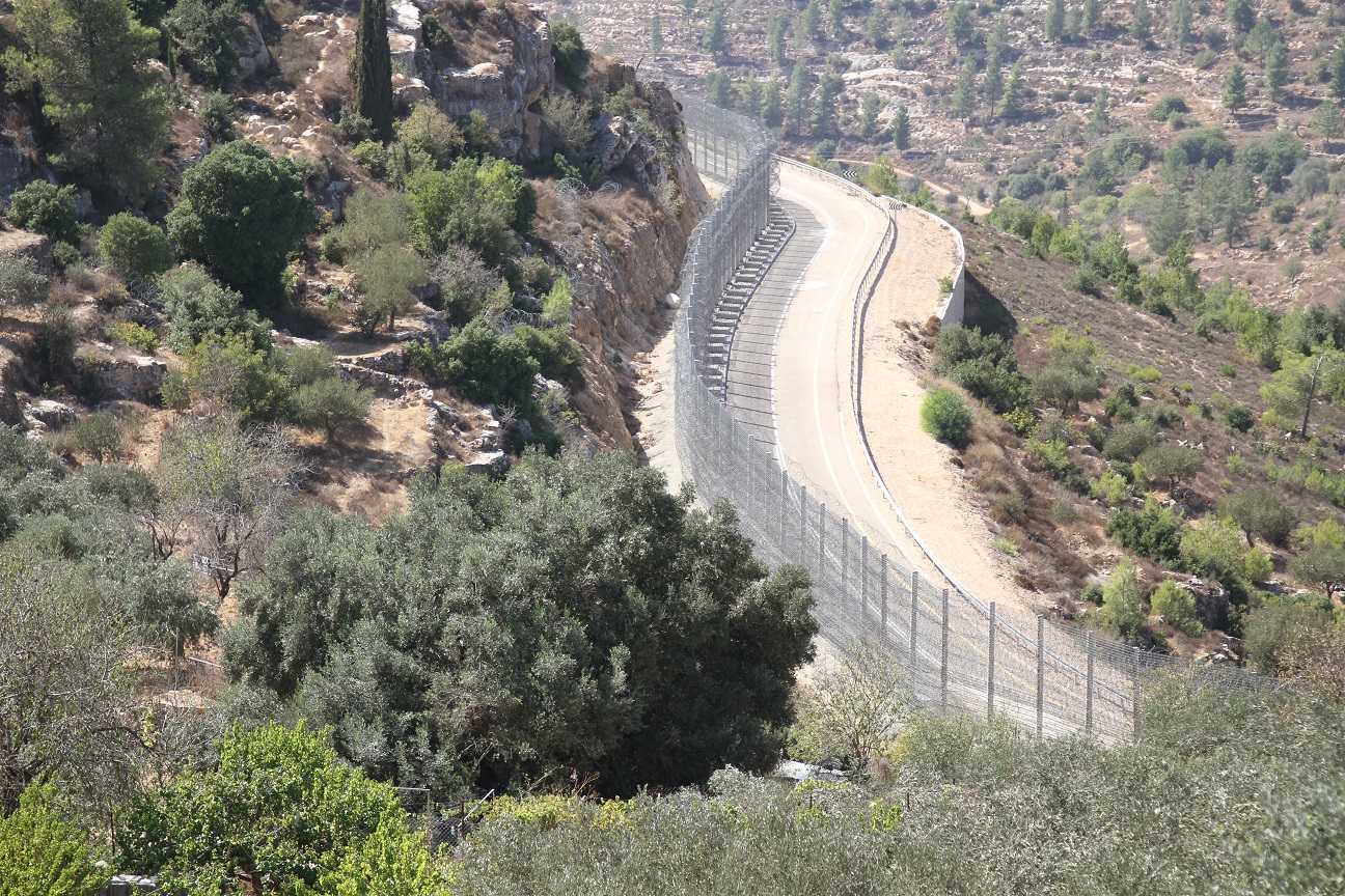 الجدار الفاصل