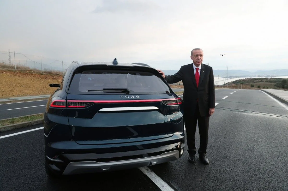 الرئيس التركي رجب طيب أردوغان مع السيارة التركية