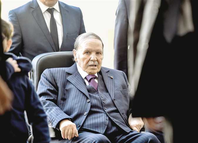 الرئيس الجزائري السابق عبدالعزيز بوتفليقة على كرسى متحرك