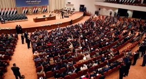 قانون الانتخابات في العراق.. نصرٌ للمتظاهرين وفخاخ دستورية في مواجهة التعديلات