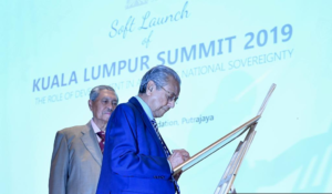 خان يرضخ للضغوط.. لماذا تُقلق قمة كوالالمبور السعودية والإمارات؟