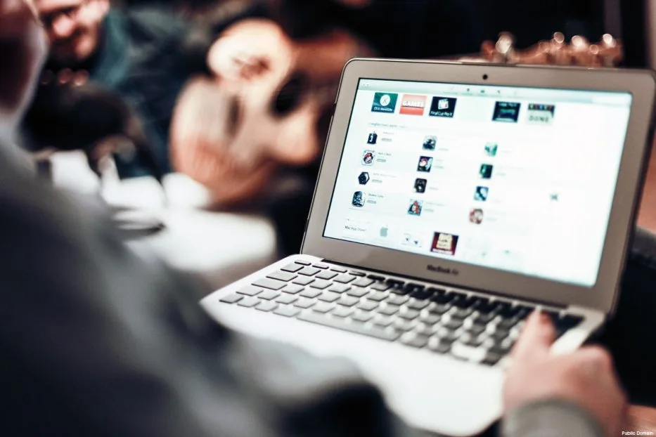 laptop-man-using-coffee-shop