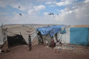 مأساة مستمرة.. نازحو إدلب في العراء وأطفالهم يتجمدون حتى الموت