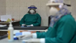 الهجرة الاقتصادية للأطباء.. أزمة ضاربة في القطاع الصحي المصري