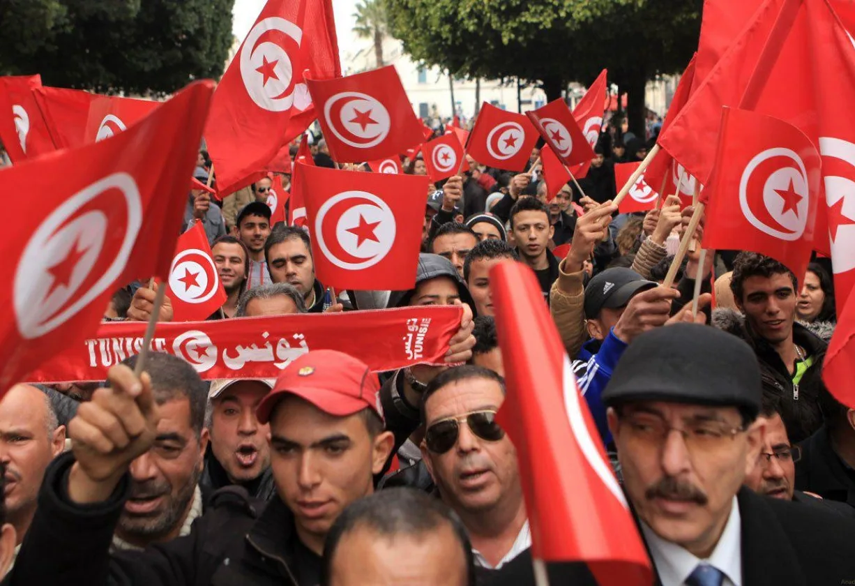 tunisia-protestors-with-tunisian-flag-3