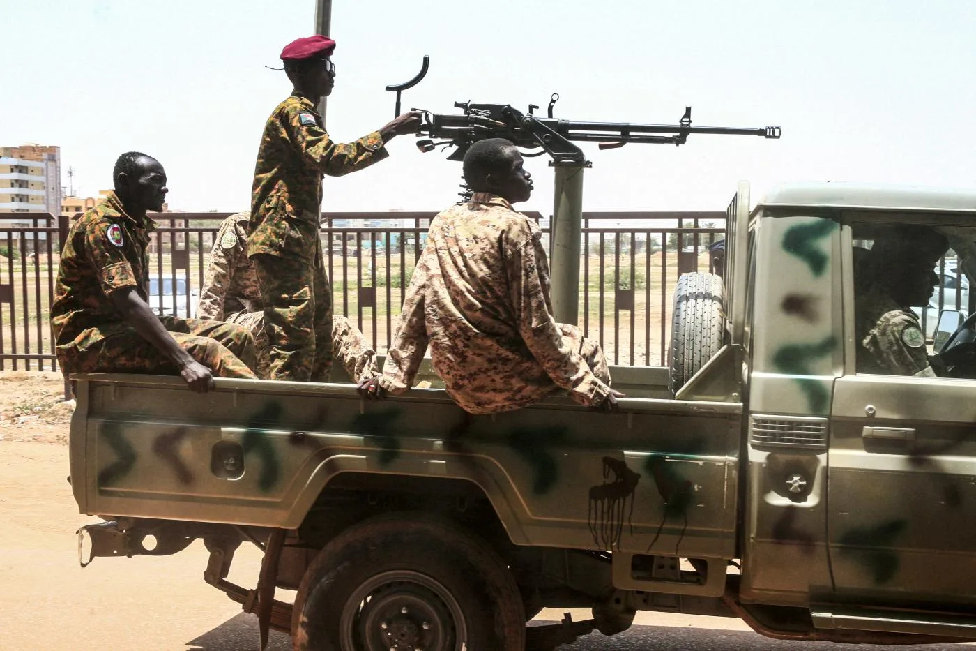 جنود سودانيون في قافلة تقل البشير إلى السجن بعد مثوله أمام محكمة الخرطوم