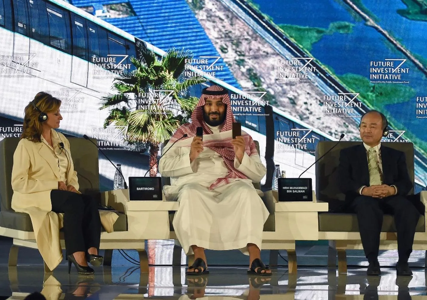 محمد بن سلمان وماسايوشي سون المدير التنفيذي لسوفت بنك في مؤتمر مبادرة الاستثمار المستقبلية في الرياض