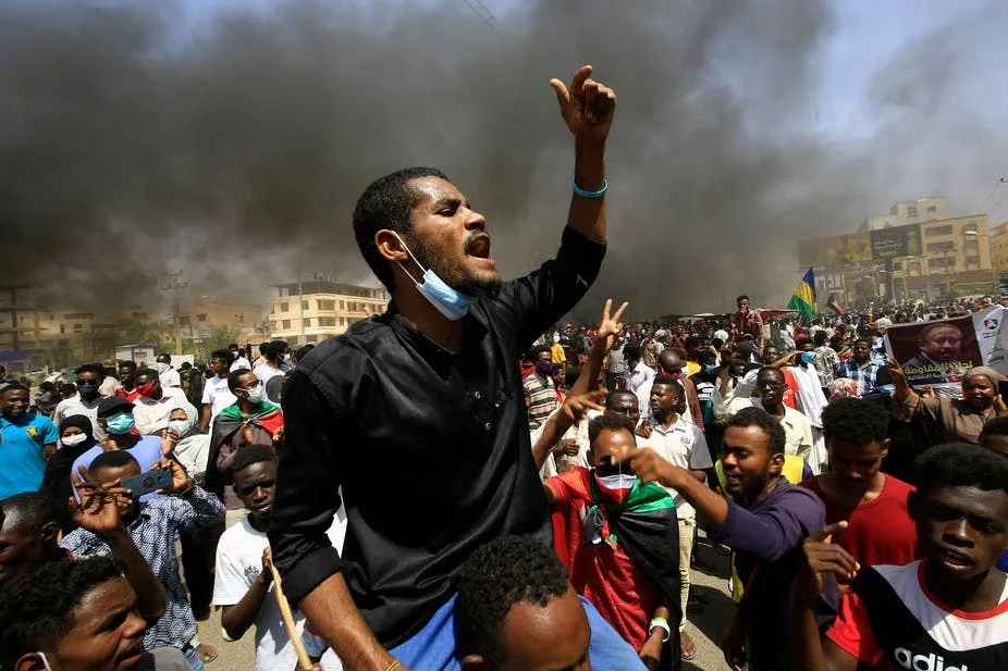 متظاهر سوداني في الاحتجاجات بالعاصمة الخرطوم