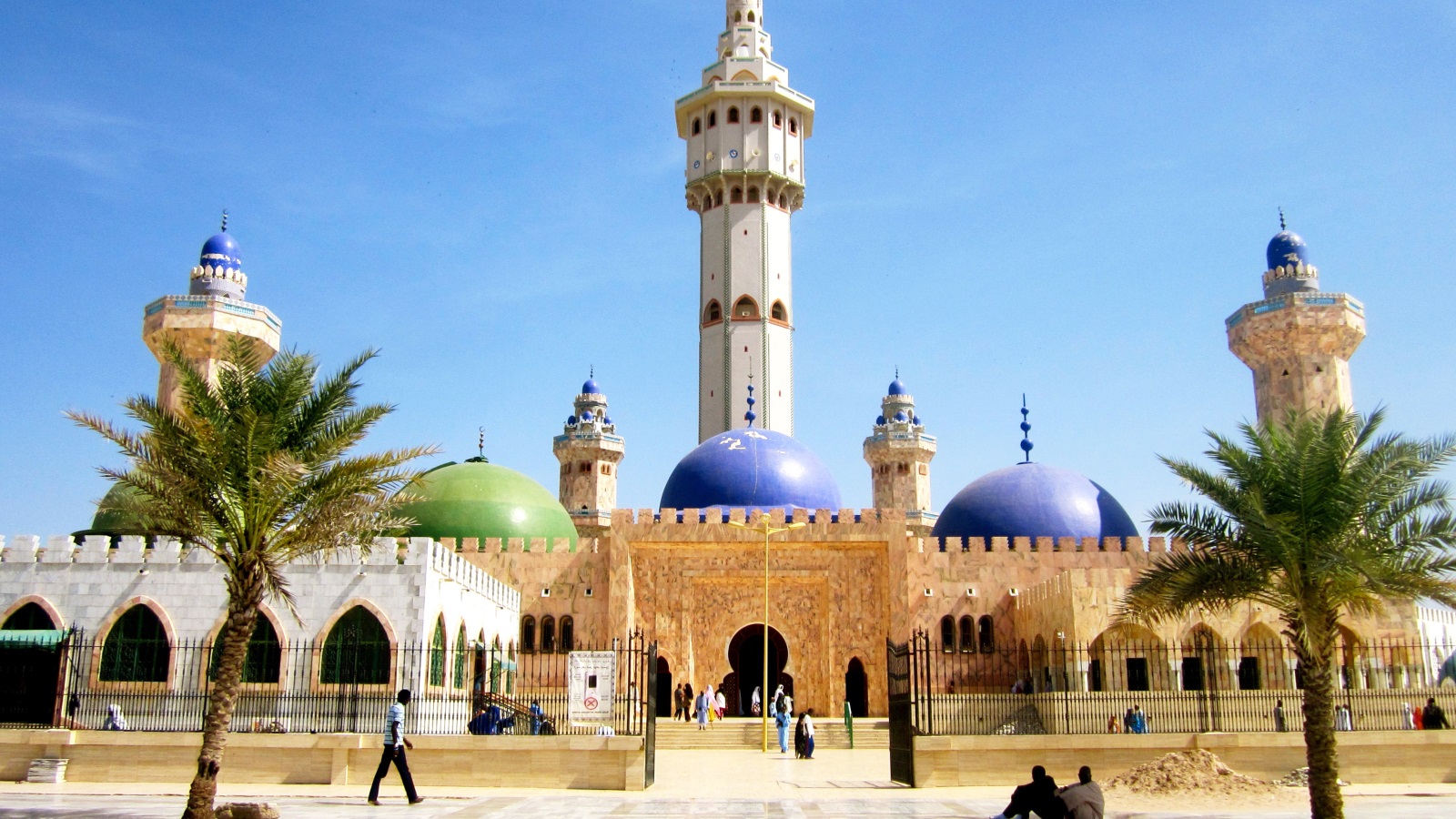  يوجد في المسجد ضريح الشيخ “أحمدو بامبا”