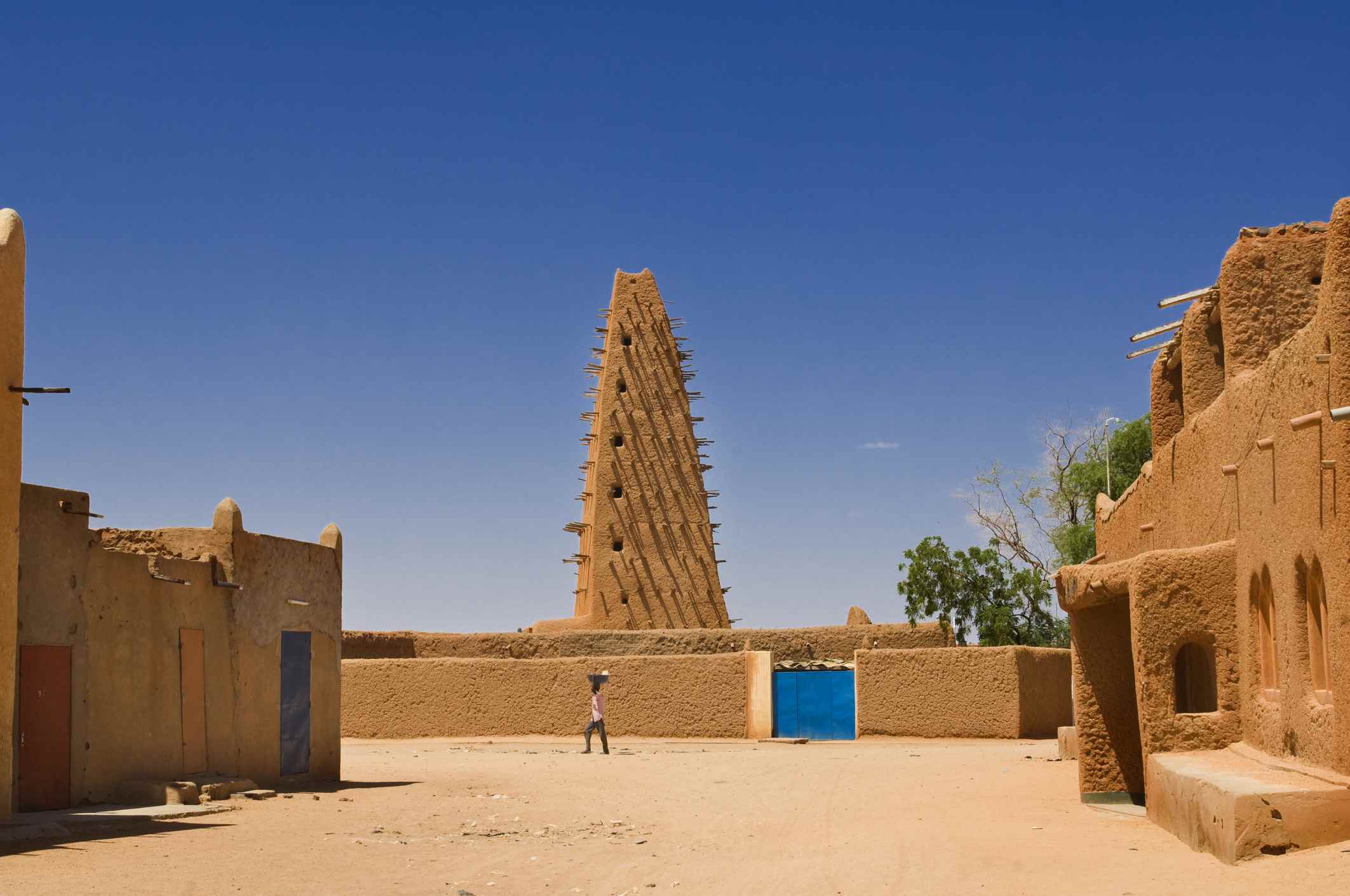 اعتمد الأهالي في بناء المسجد على الطين والقش