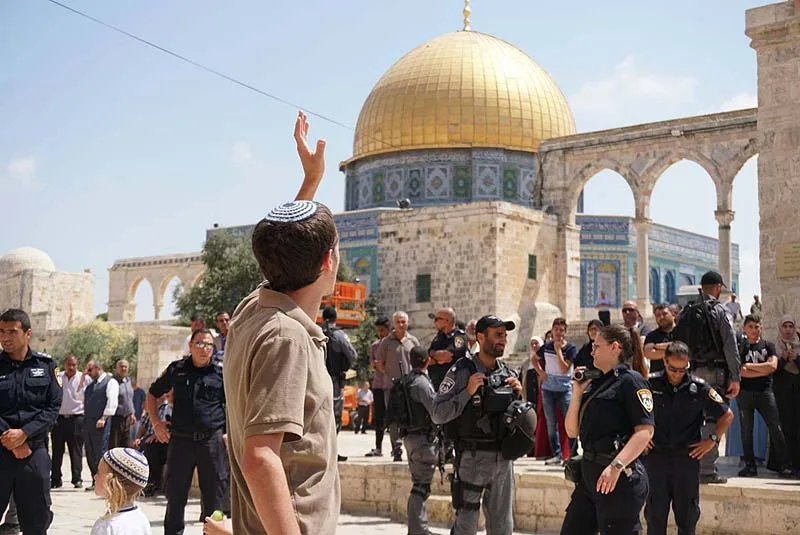 Jewish-man-on-the-Temple-Mount