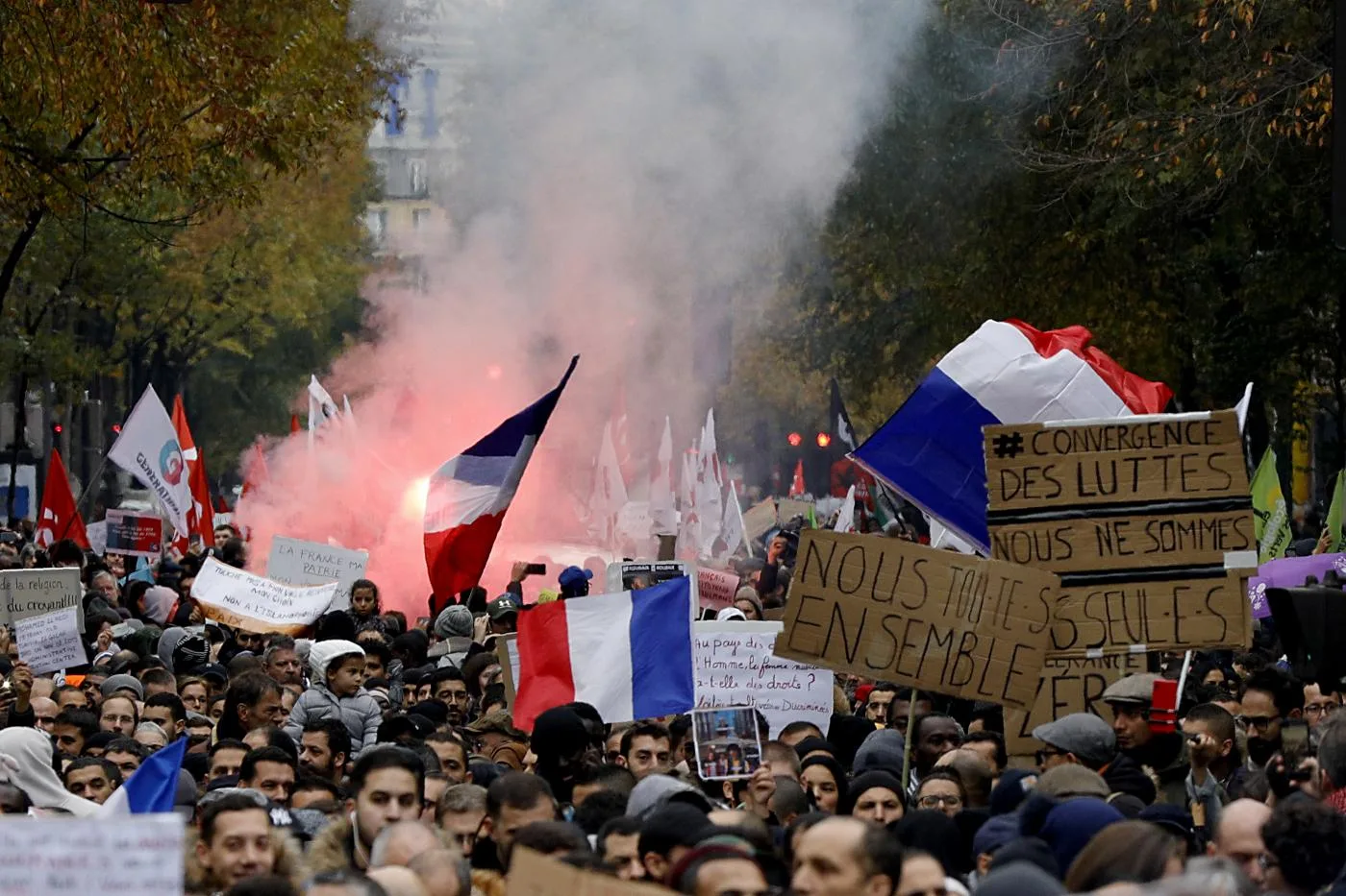 متظاهرون يلوحون بالأعلام الفرنسية وهم يسيرون بالقرب من محطة الشمال في باريس احتجاجا على الإسلاموفوبيا، في العاشر من تشرين الثاني/ نوفمبر 2019.