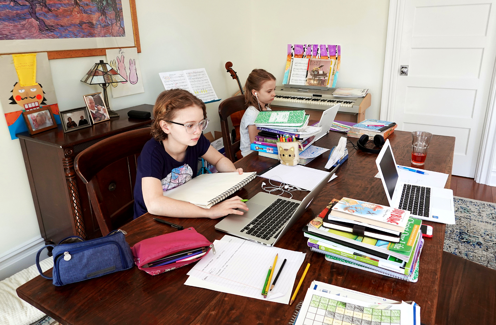 حدد مساحة في المنزل مخصصة للدراسة سواء كان مكتبًا أم طاولة وكرسي أم غيرهم