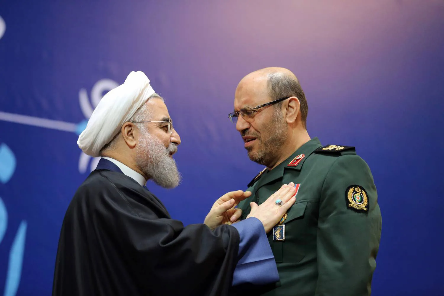 يعد حسين دهقاني مستشار خامنئي لشؤون الصناعات الدفاعية (يمين) أحد أبرز المرشحين لخلافة روحاني (يسار)