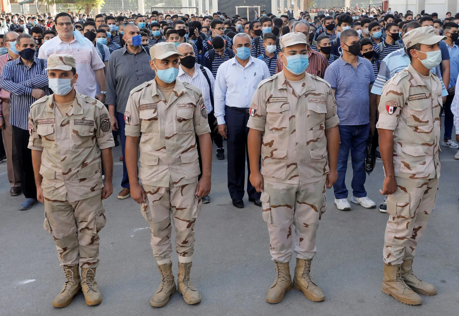 ضباط من الجيش المصري خلال اليوم الأول للعودة المدرسية بعد فترة الحجر الصحي، في مدرسة السعيدية في القاهرة في أكتوبر الماضي.
