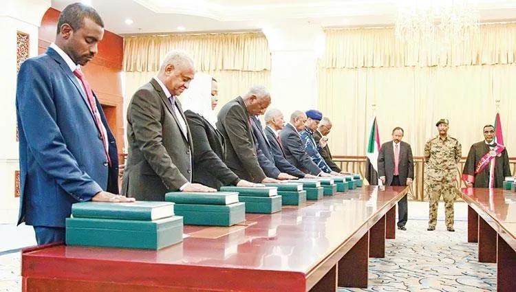 الحكومة السودانية في أثناء أداء اليمين الدستورية (أرشيفية)