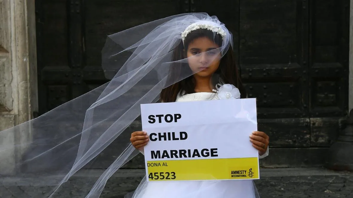 طفلة ترتدي ثوب الزفاف في حملة توعية لمناهضة زواج القصر نظمتها منظمة العفو الدولية