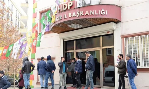 diyarbakir-da-hdp-binasina-baskin-5-gozalti-567085-5