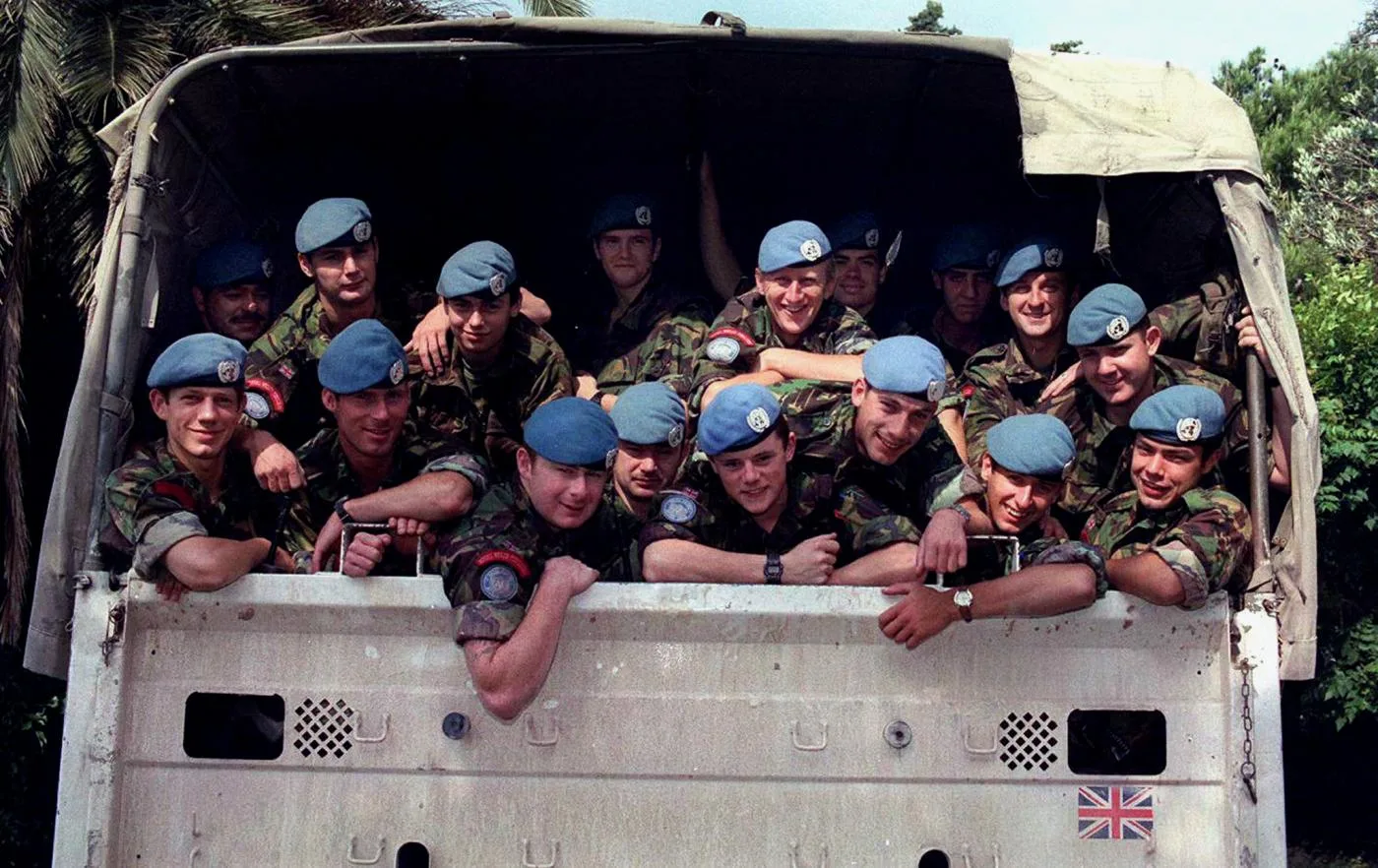 جنود بريطانيون، كلهم ينتمون لفرقة المشاة الويلزية الملكية، كانوا محتجزين كرهائن من طرف قوات صرب البوسنة. هذه صورة التقطت بعد الإفراج عنهم في حزيران/ يونيو 1995.