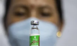 مأزق أخلاقي وصحي: ثلث البشرية ينتظر لقاحًا يصنّع بالهند