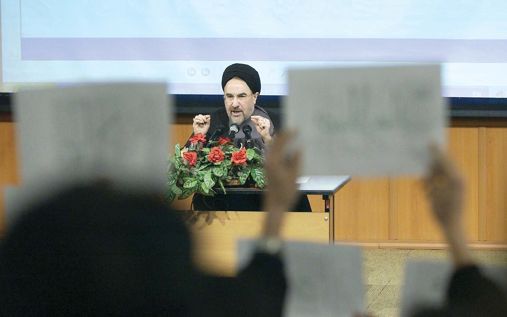 Mohammad_Khatami_speech_in_Faculty_of_Engineering_-_University_of_Tehran_-_December_6,_2004