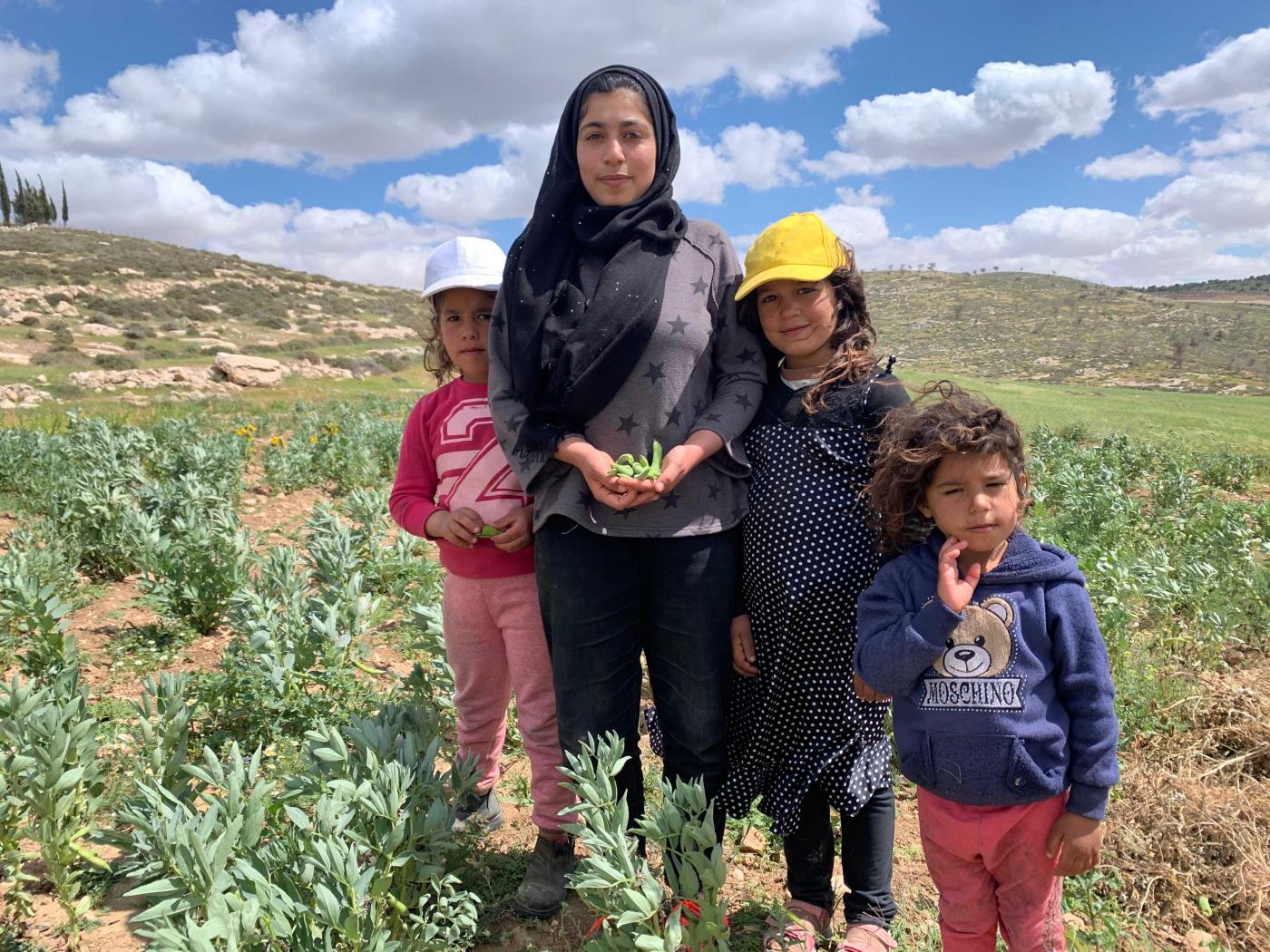 زينة أبو كباش وشقيقاتها الأصغر يتغيبن عن الدروس الإلكترونية لانقطاع الإنترنت عن القرية