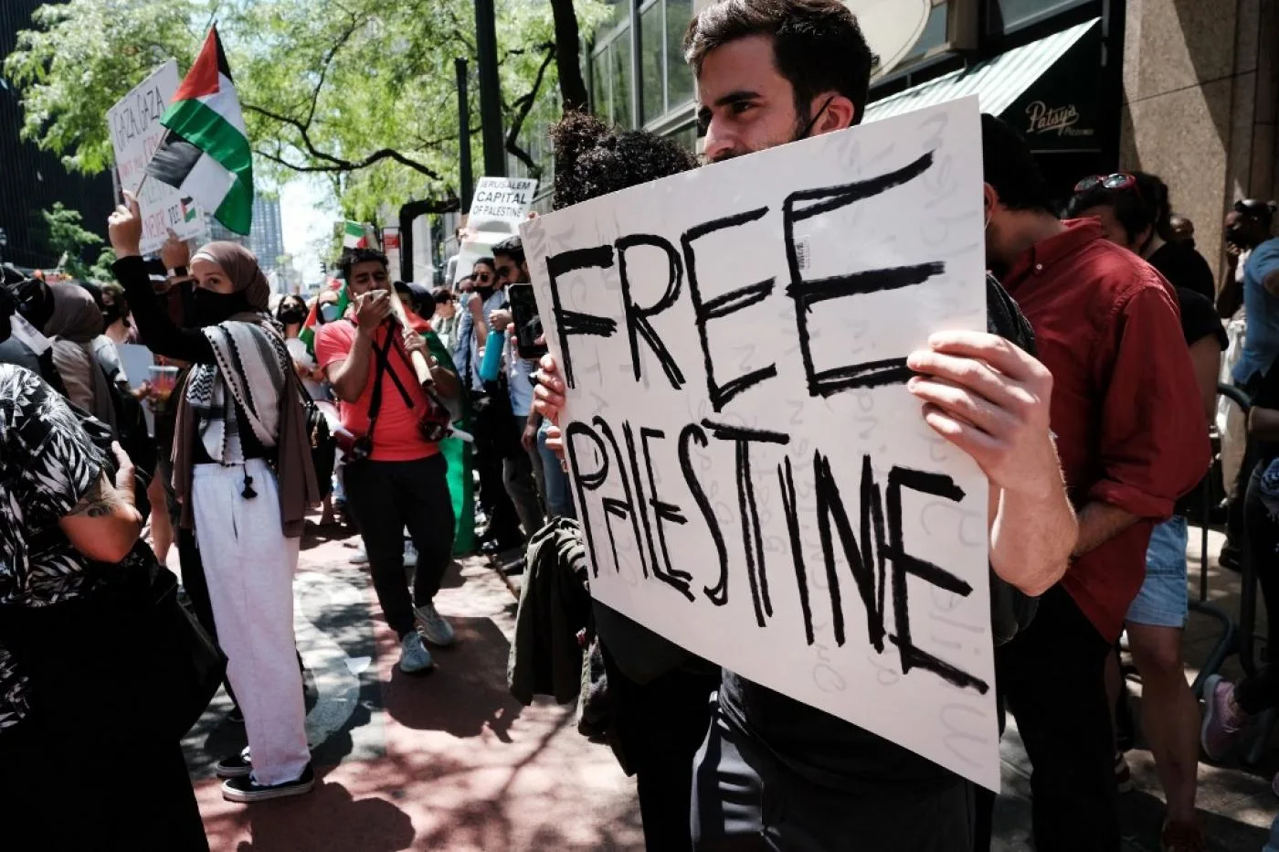 متظاهرون يحتشدون دعما للقضية الفلسطينية في مدينة نيويورك يوم 18 أيار/ مايو 2021.