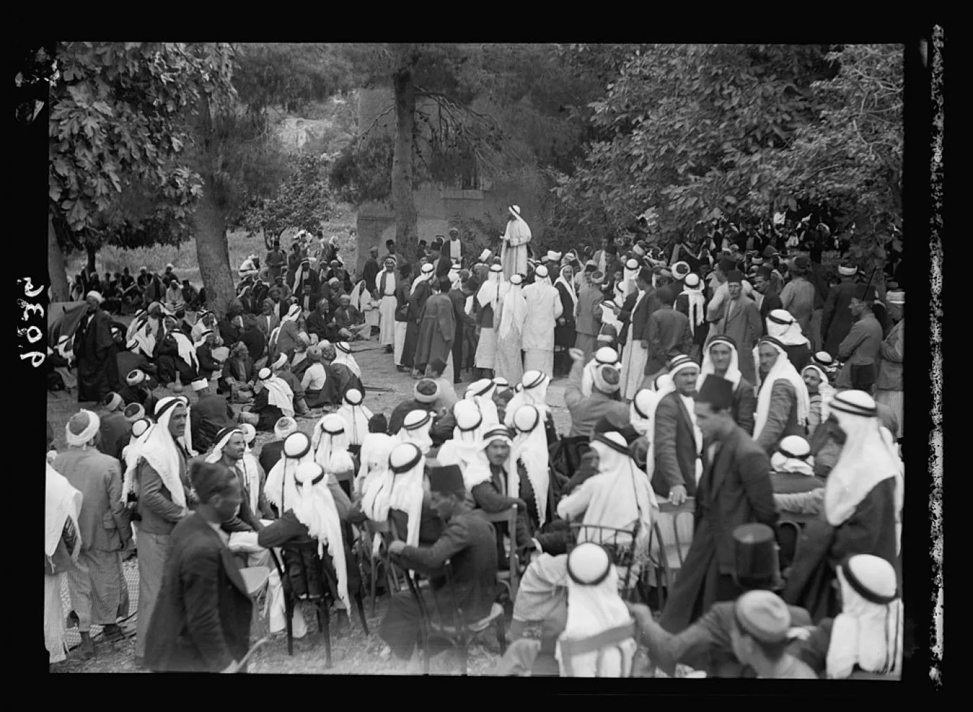 الفلسطينيون يتجمعون في أبو غوش غرب القدس وسط الإضراب العام 1936