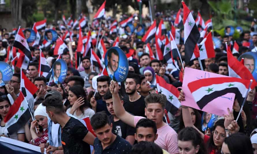 يدفع نظام الأسد الطلاب للخروج في مسيرات مؤيدة له لإظهار شعبيته
