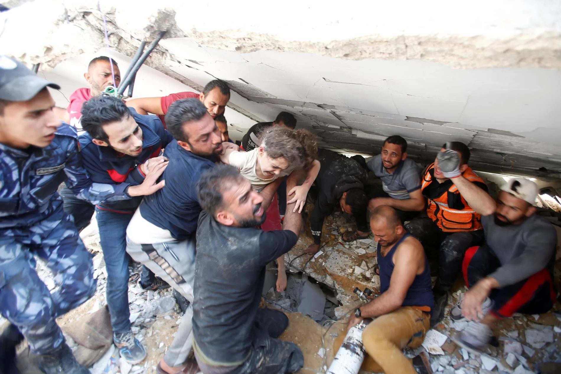 تمكن عمال الإنقاذ من سحب سوزي أشكنتنا من تحت الأنقاض بعد أن دمرت الضربات الجوية الإسرائيلية منزلها