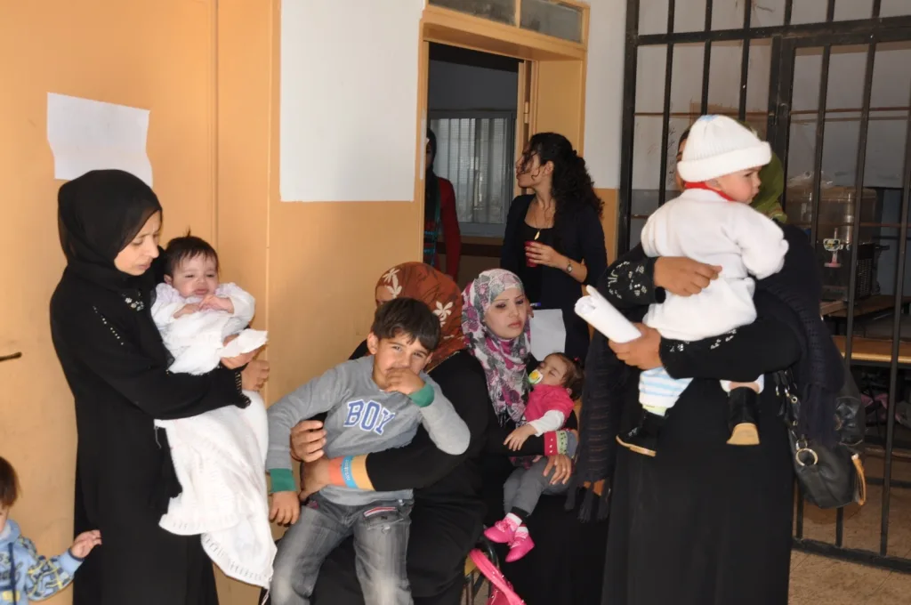 سيدات من الضفة الغربية متزوجات في الداخل الفلسطيني بانتظار الحصول على الخدمات الطبية في عيادات متنقلة