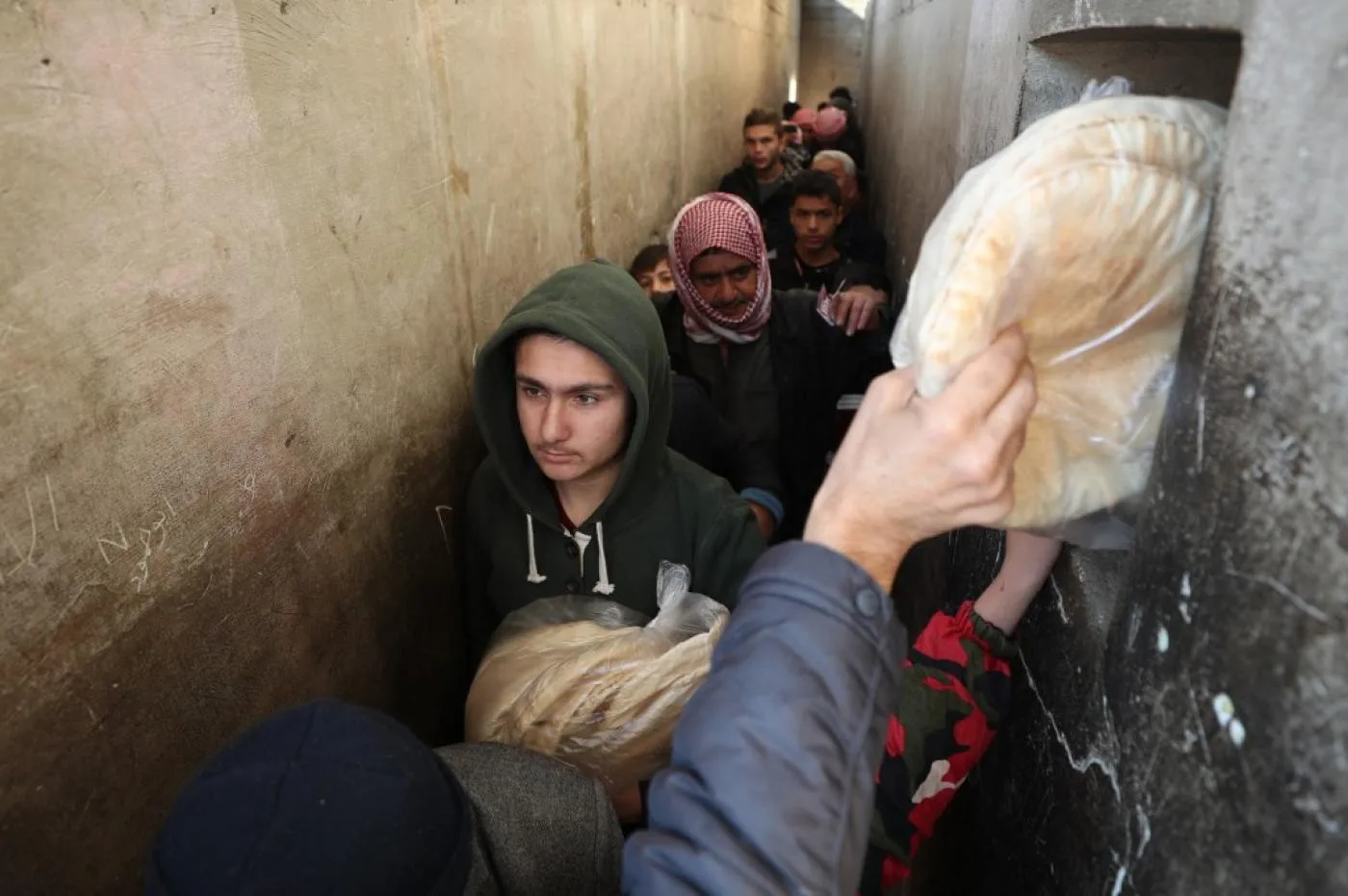 السوريون يقفون في طابور لشراء الخبز في مدينة بنش بمحافظة إدلب شمال غرب سوريا