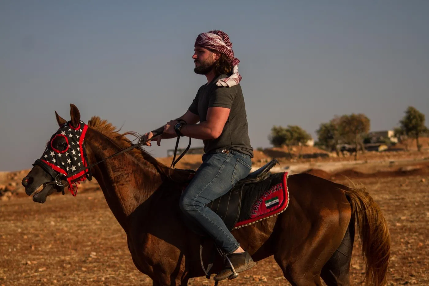 يحاول مربو الخيول في إدلب رعايتها رغم القصف والنزوح المتكرر والضغوط المالية.