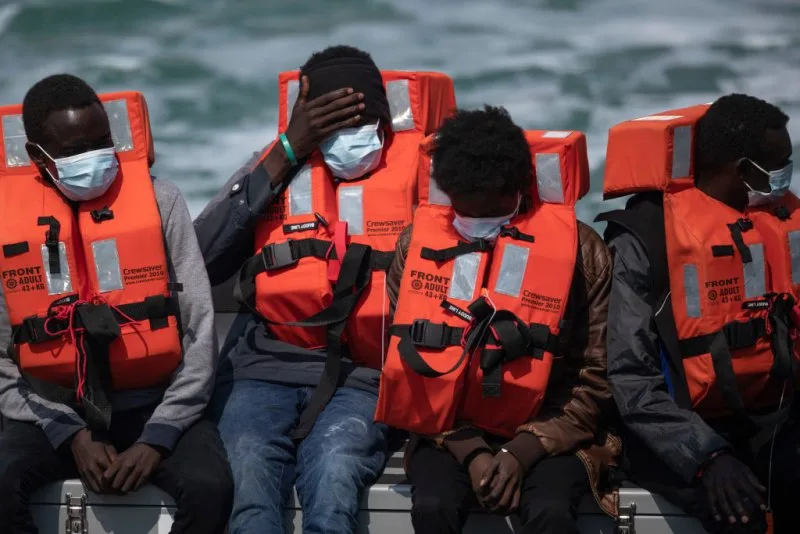 مهاجرون يصلون إلى ميناء دوفر بعد أن التقطتهم قوة الحدود في القناة الإنجليزية