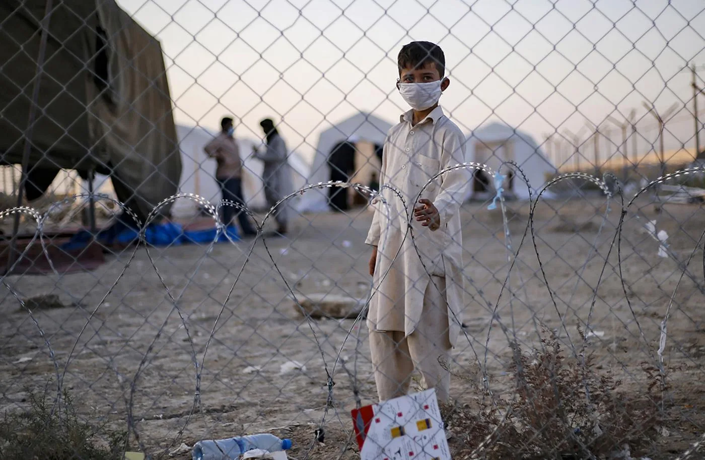 صبي أفغاني لاجىء في الحدود الأفغانية الإيرانية قرب محافظتي سيستان وبلوشستان.