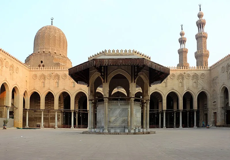 800px-Cairo,_moschea_di_al-muayyad,_cortile_08