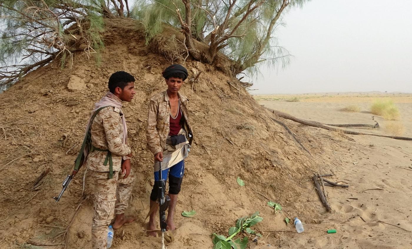 المقاتلون الشباب الموالون للحكومة المدعومة من السعودية يتمركزون بالقرب من خط مواجهة المتمردين الحوثيين في مأرب