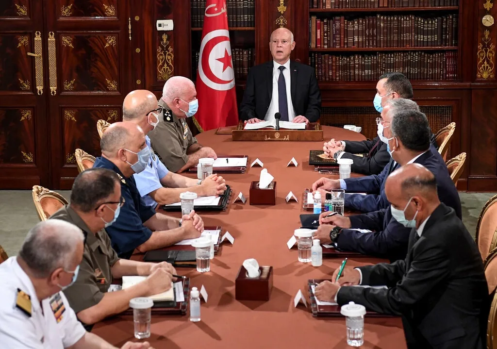 قاد الرئيس التونسي قيس سعيّد، الذي يتوسط الطاولة، اجتماعا أمنيا مع عناصر من الجيش والشرطة خلال الأسبوع الماضي في تونس العاصمة.